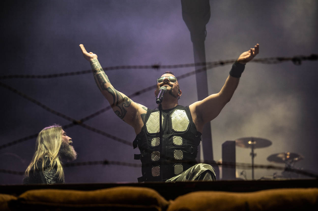 Ο Joakim Brodén των Sabaton στη σκηνή του Release Athens 2022