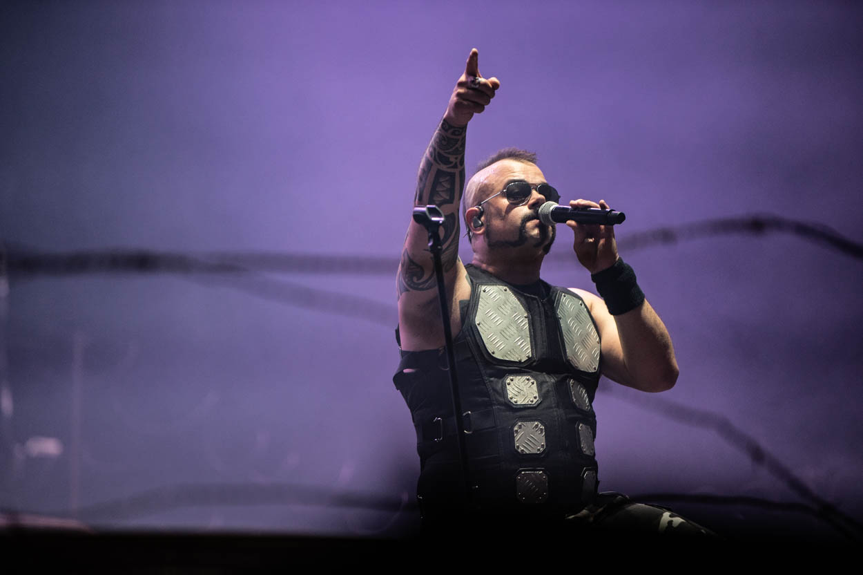 Ο Joakim Brodén των Sabaton στη σκηνή του Release Athens 2022