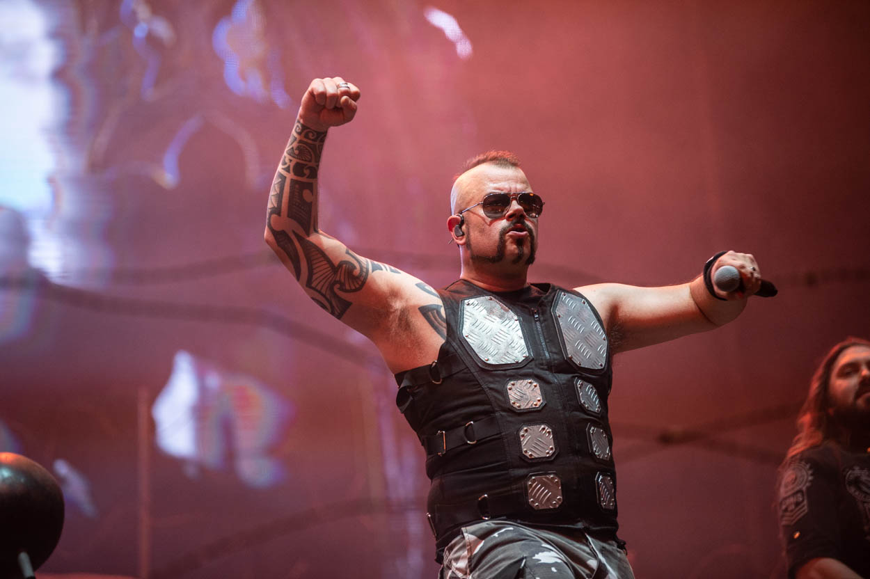 Ο Joakim Brodén των Sabaton στη σκηνή του Release Athens 2022