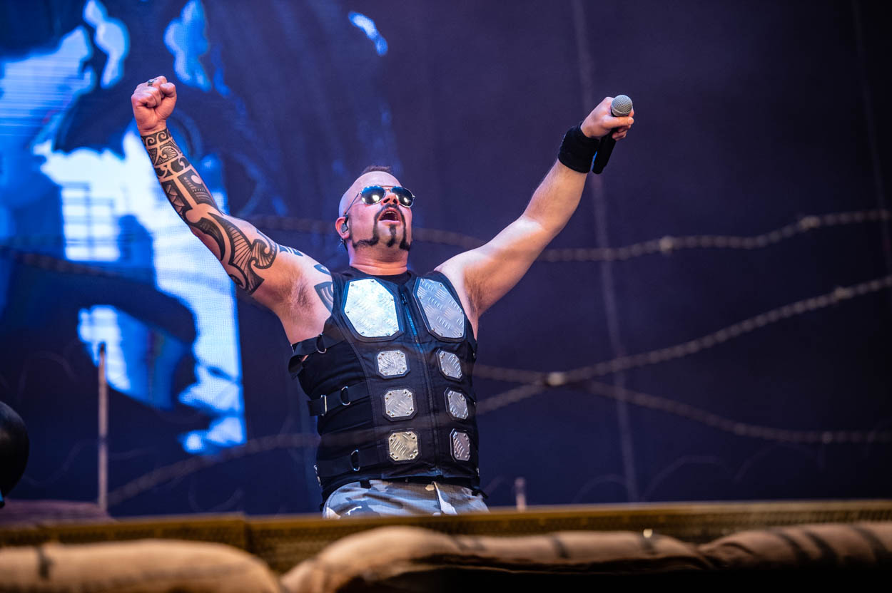 Ο Joakim Brodén των Sabaton στη σκηνή του Release Athens 2022