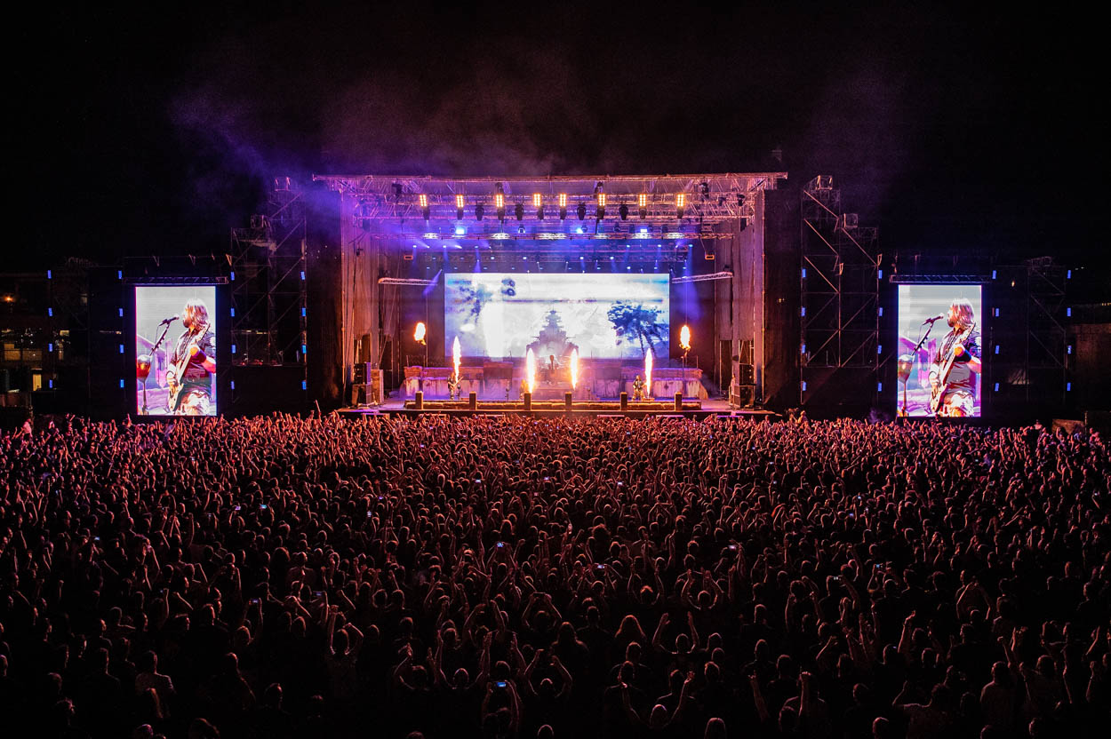 Photo of the stage & the audience 