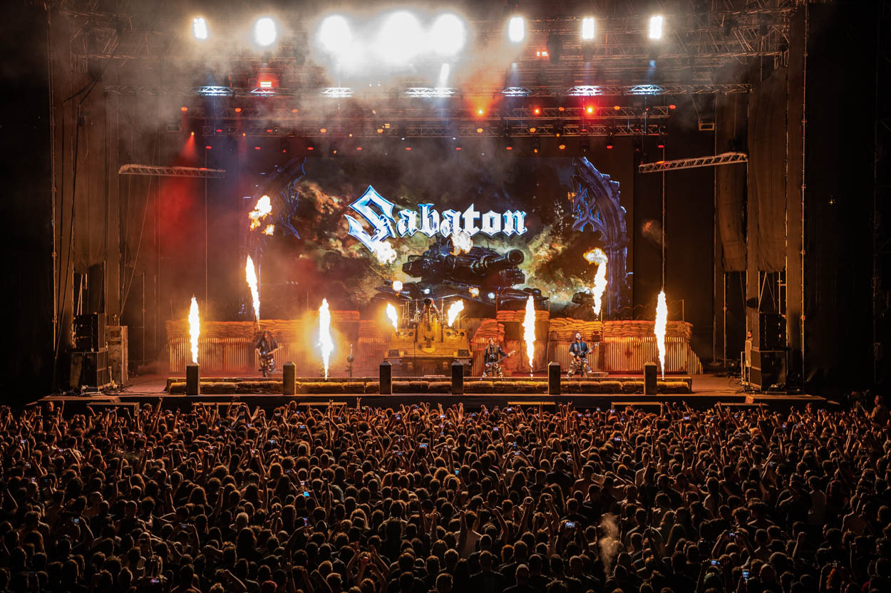 Φωτογραφία σκηνής από το show με φωτιές των Sabaton στο Release Athens 2022