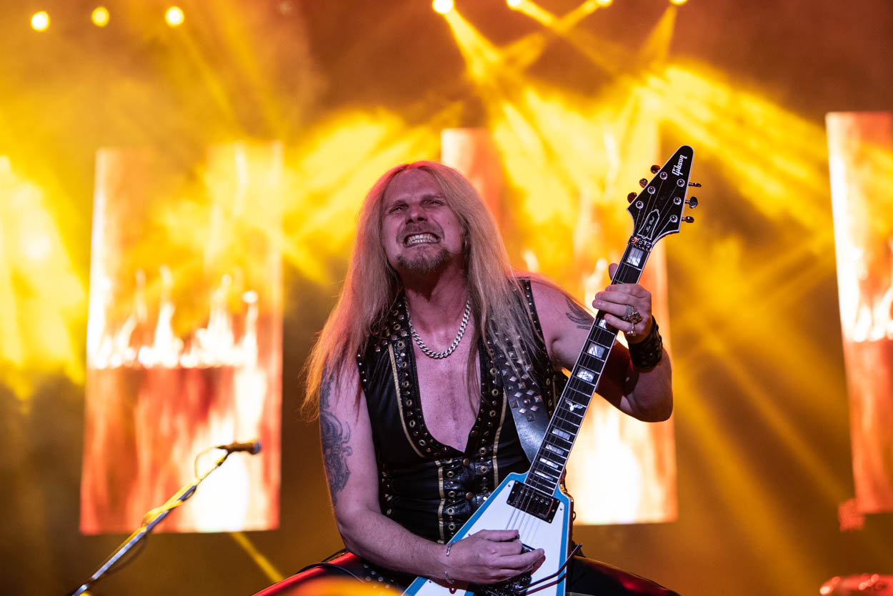 O Richie Faulkner των Judas Priest στη σκηνή του Release Athens 2022