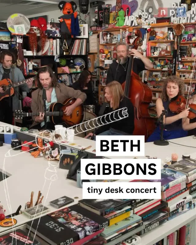H @officialbethgibbons με την μπάντα της επισκέφθηκε το Tiny Desk & ηχογράφησε ένα αμιγώς ακουστικό σετ που αναδεικνύει για άλλη μια φορά τη δύναμη της μουσικής της!

#releaseathens25 #bethgibbons #makingmemoriestogether #naeisaiekei