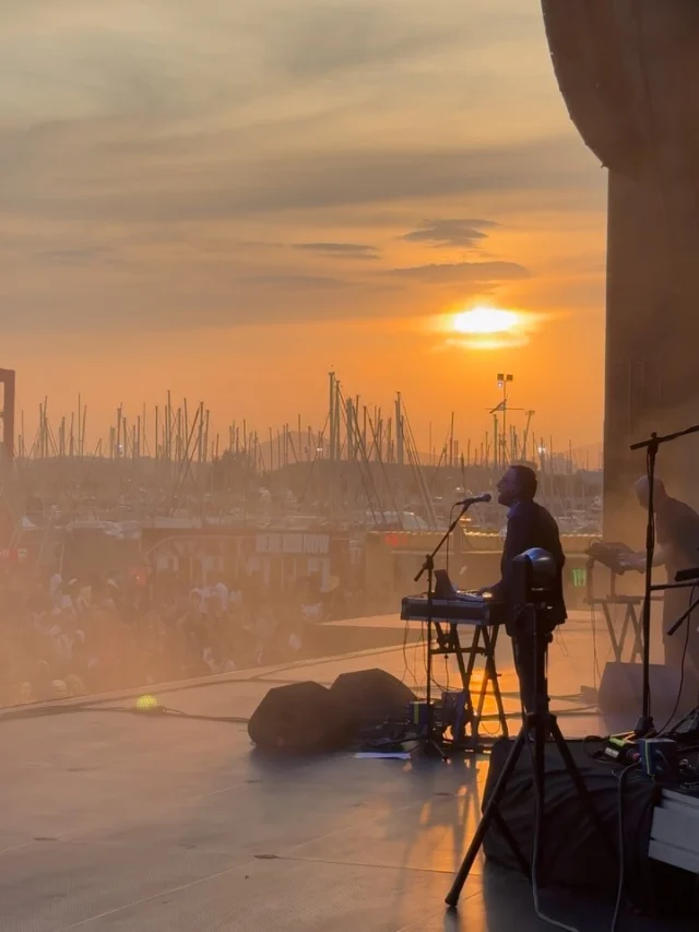 Έδυε ο ήλιος🌅
& έφερνε τη νύχτα..

#releaseathens25 #kbhta #makingmemoriestogether #naeisaiekei