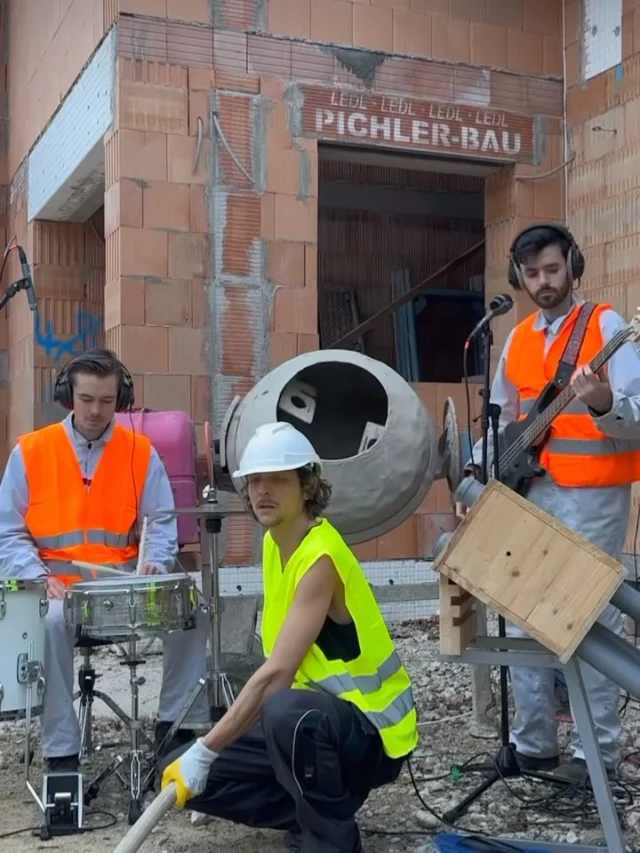🐤Παιδικά παιχνίδια, οικιακά σκεύη, φτυάρια, πριόνια...

⚡️Οι @klangphonics_ φτιάχνουν μουσική με κάθε πιθανό τρόπο & αυτή την Παρασκευή θα το διαπιστώσουμε από κοντά!

#releaseathens25 #klangphonics #makingmemoriestogether #naeisaiekei